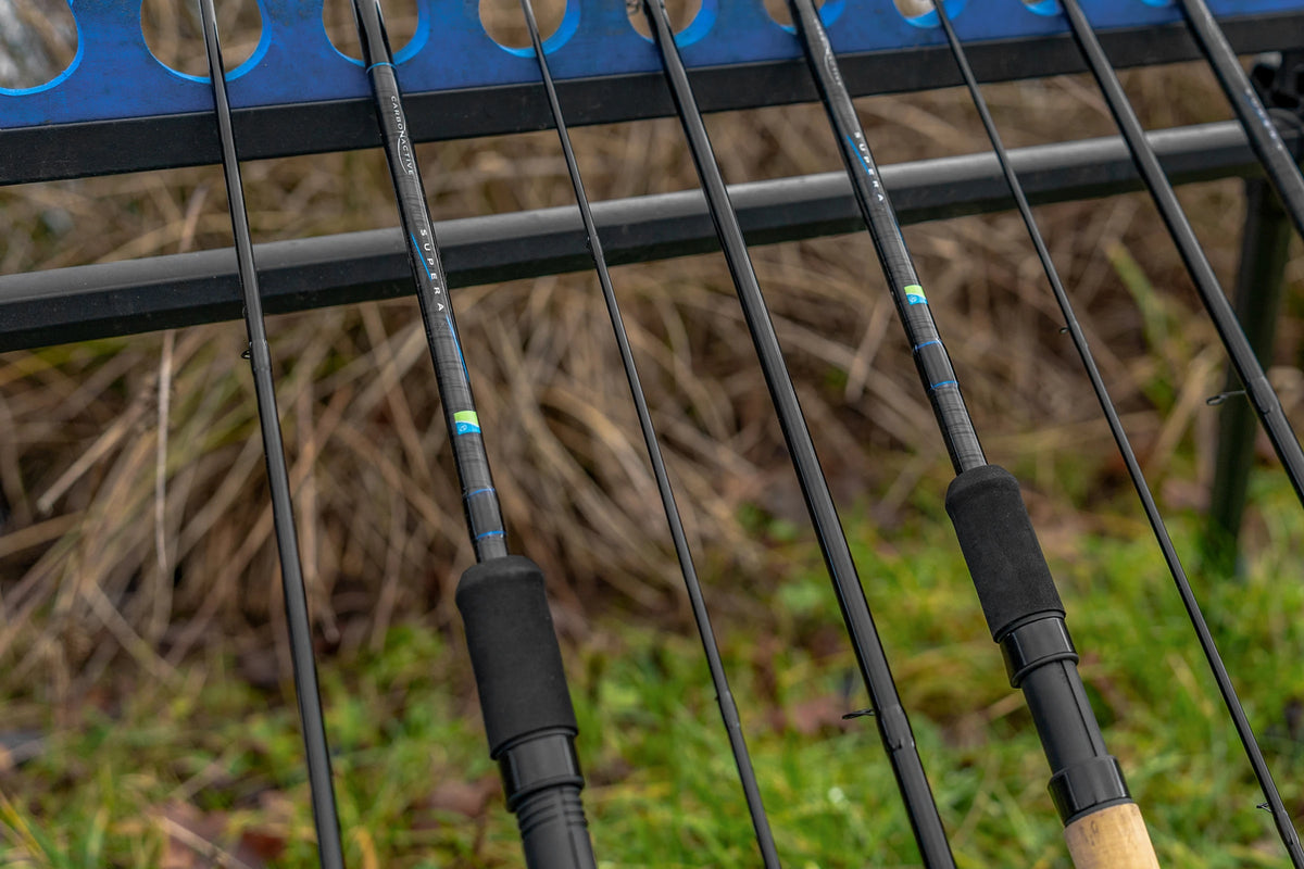 Preston Supera X wagglerhengels naast elkaar – detail van de carbonblanks, EVA-handgrepen en molenhouders