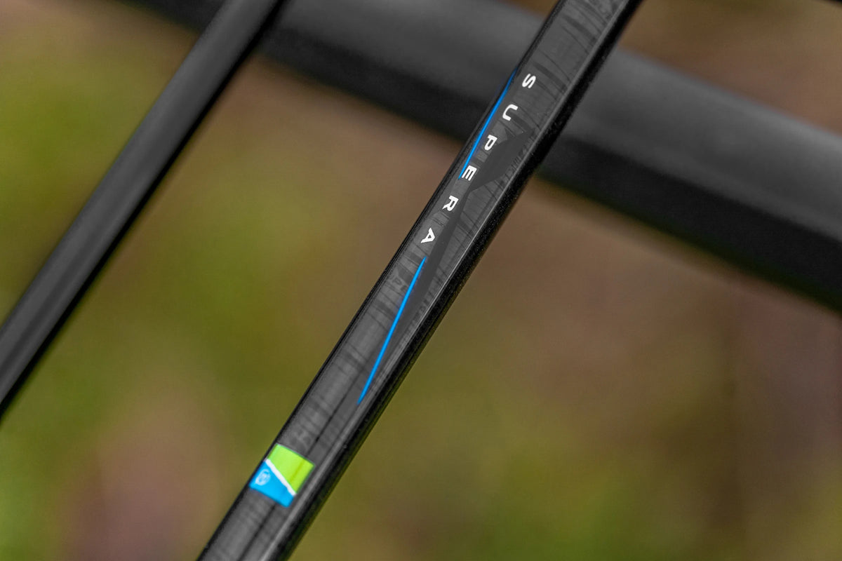 Preston Supera X wagglerhengel – close-up van de Supera-modelopdruk, blauwe lijnen en gekleurd embleem