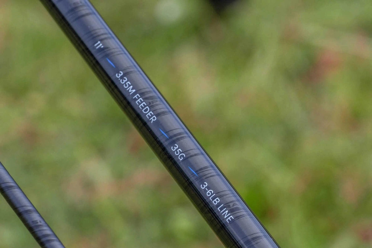 Preston Supera X Superlight 11ft Feeder, detail van de lengte- en werpgewichtopdruk