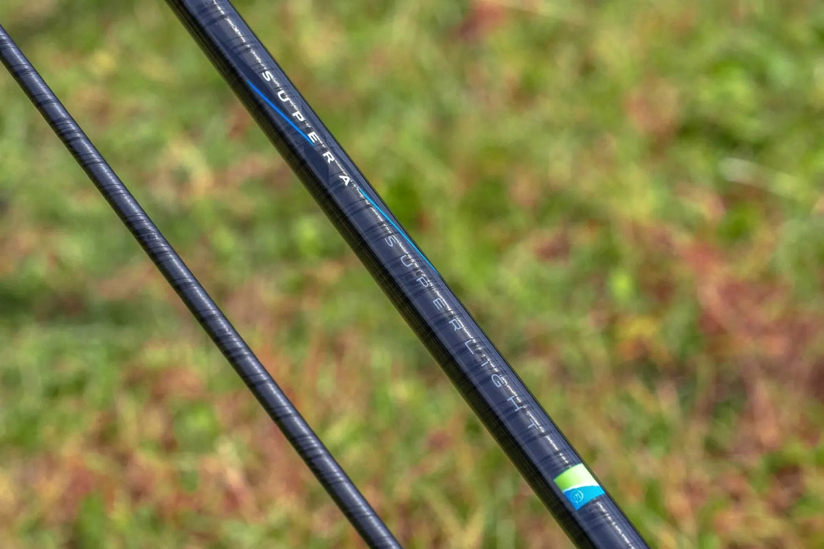 Preston Supera X Superlight, modelopdruk en blauwe sierlijn op de carbonblank