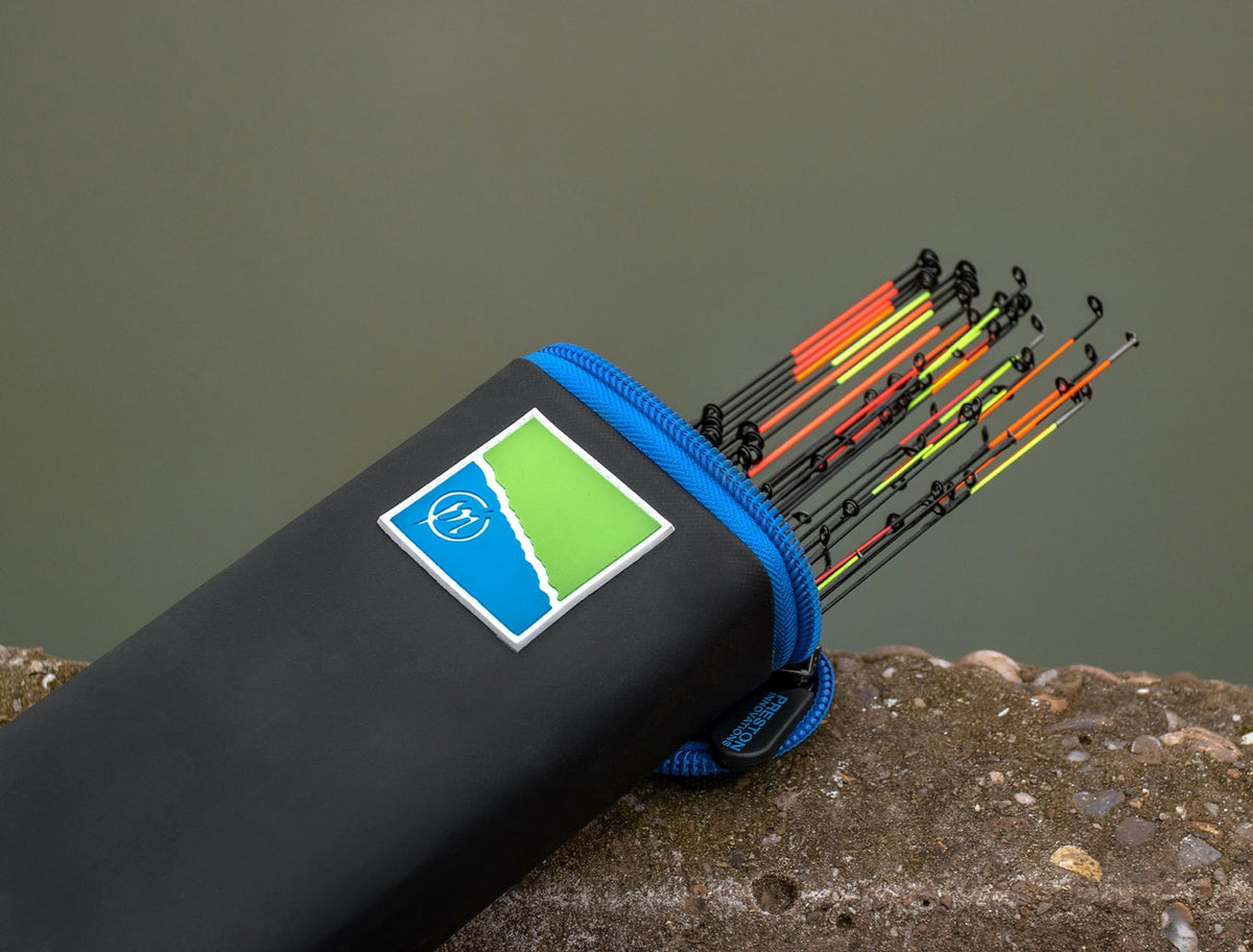 Preston Supera X Tip Safe – geopende tas met gekleurde feedertoppen, blauwe rits en Preston-badge