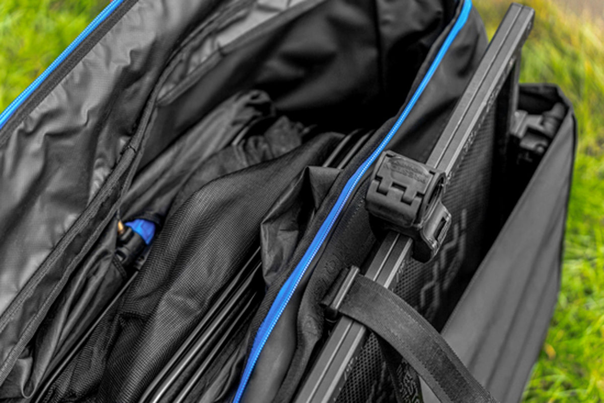 Preston Supera X Tray & Net Bag – schuin detail van het open binnenvak met opgeborgen leefnetten