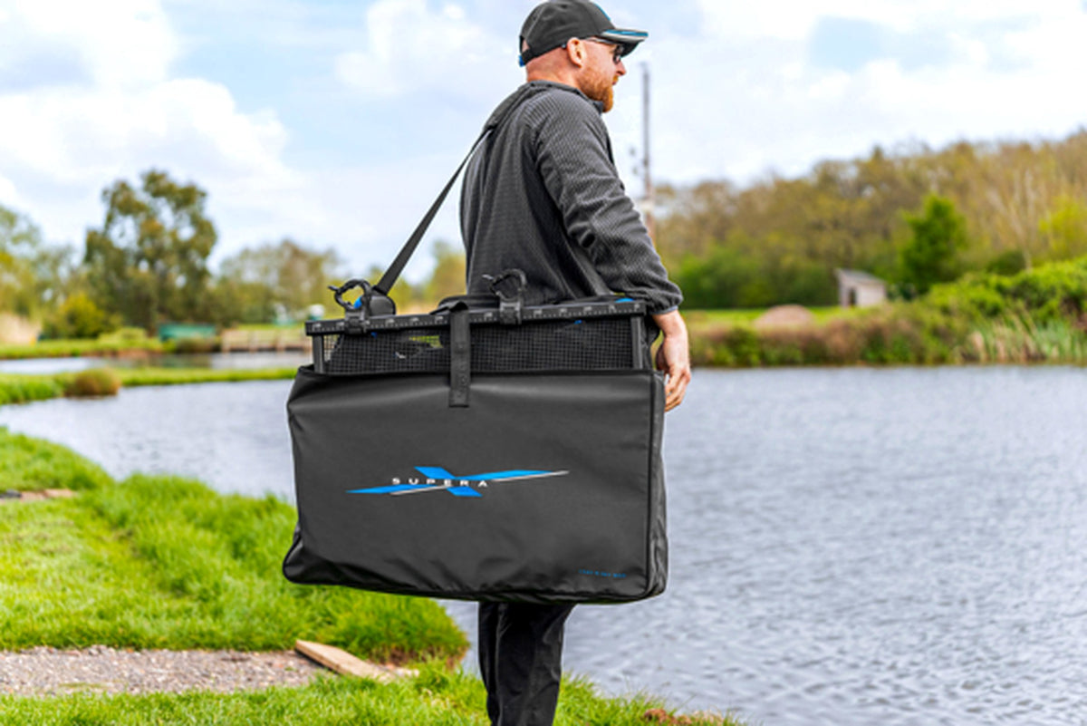 Preston Supera X Tray & Net Bag – de gevulde tas dragen met de schouderband langs de waterkant