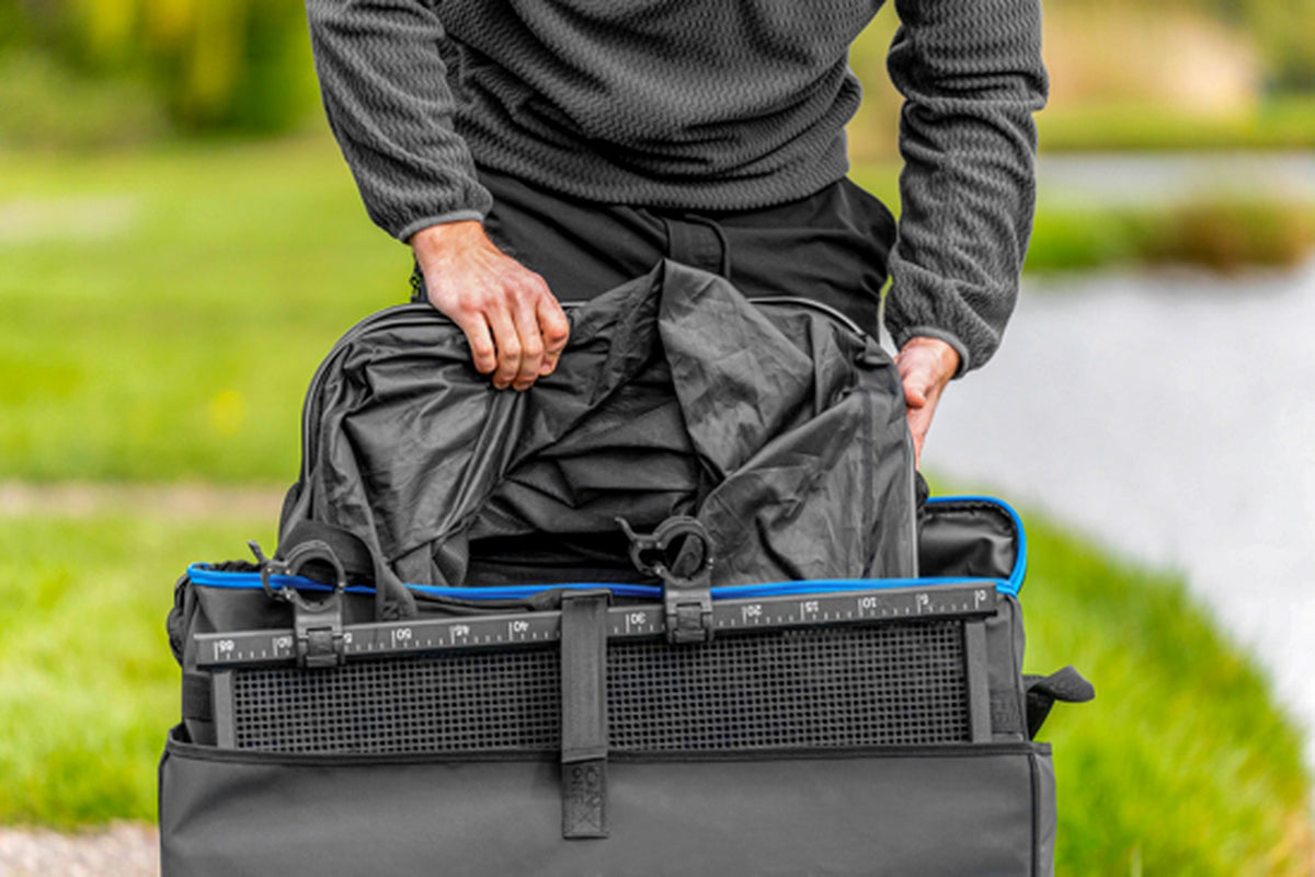 Preston Supera X Tray & Net Bag – leefnetten inpakken in het hoofdvak met het aastafelvak vooraan