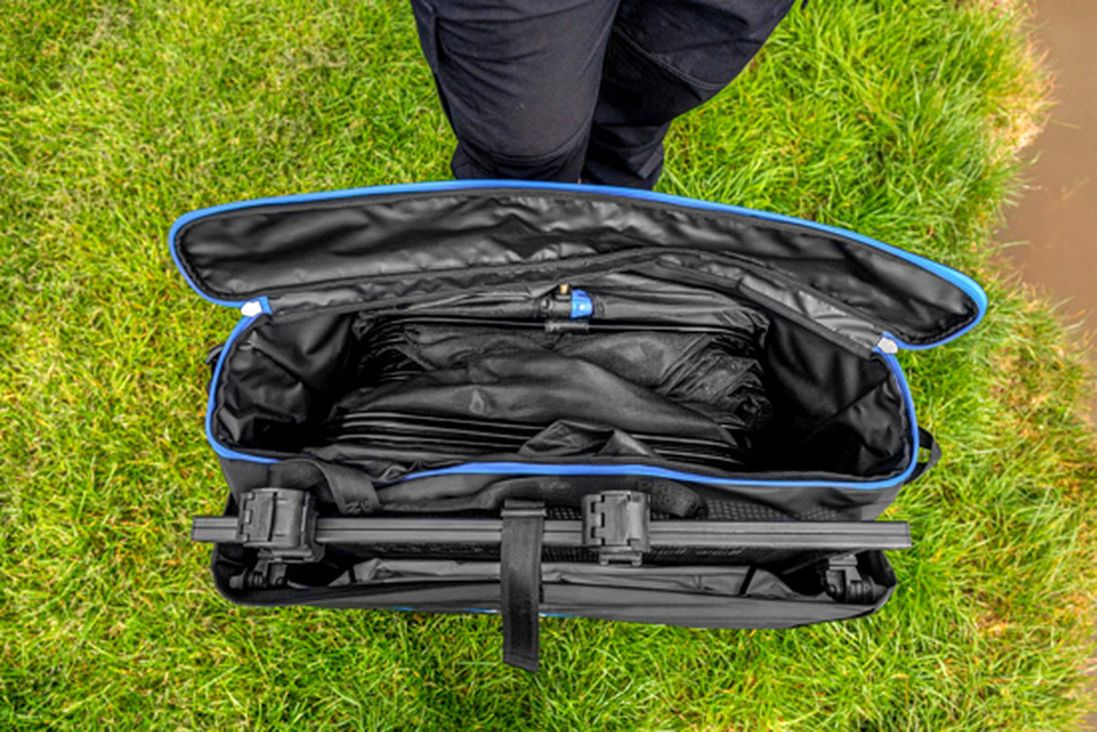Preston Supera X Tray & Net Bag – bovenaanzicht van het geopende hoofdvak met leefnetten en aastafel
