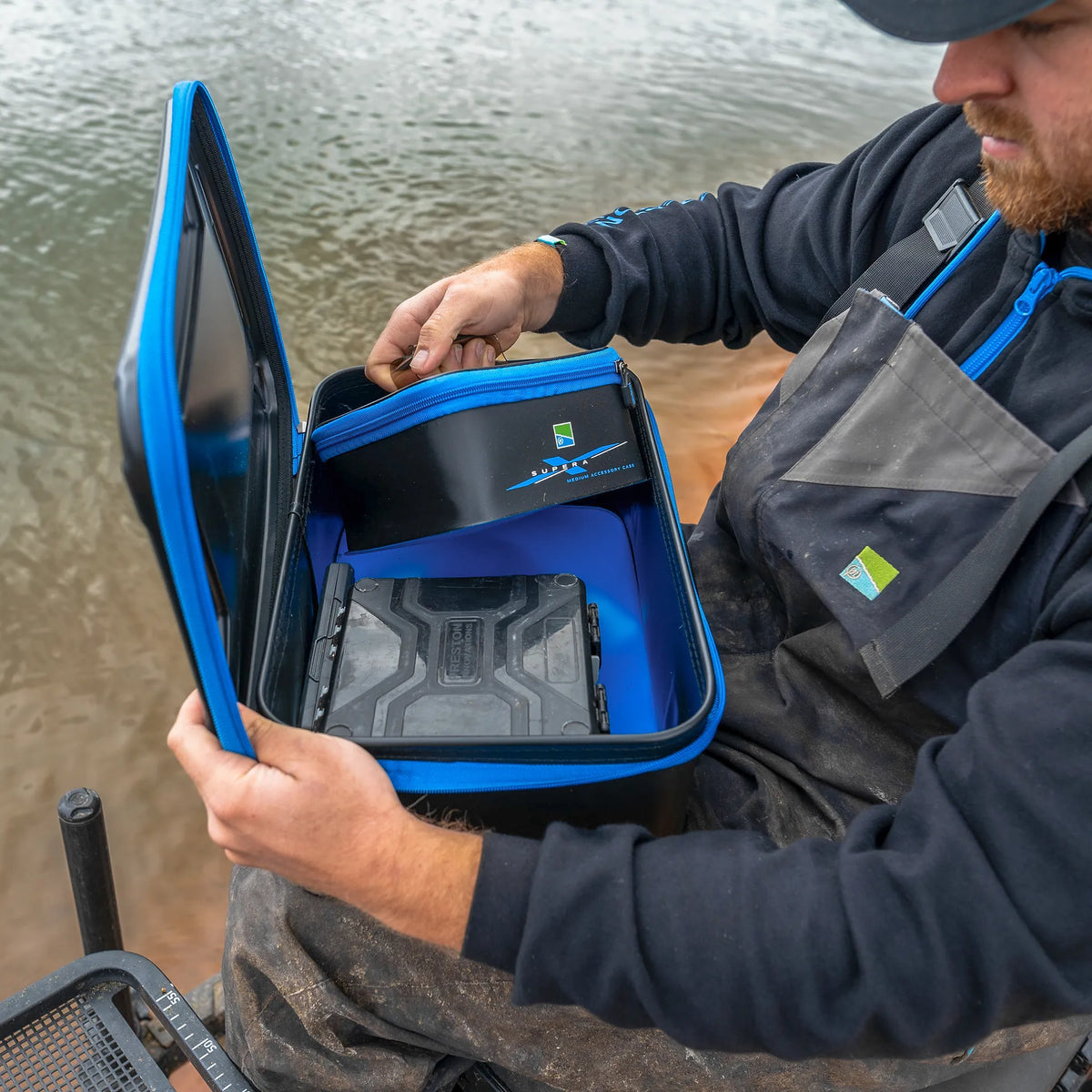 Preston Supera X XL EVA Accessory Case – geopende tas in gebruik met accessoires