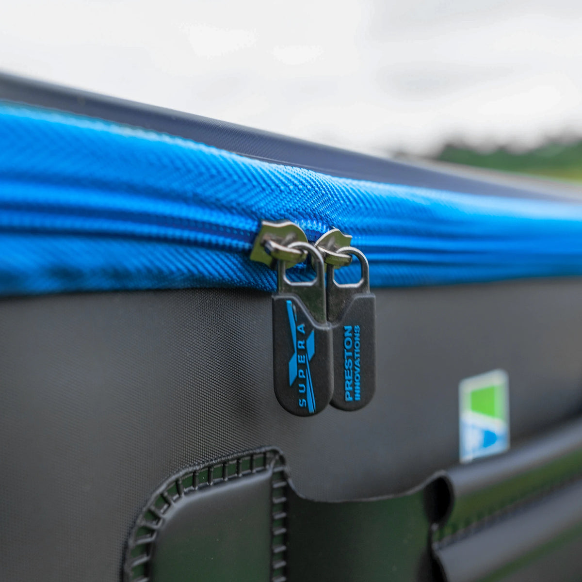 Preston Supera X XL EVA Accessory Case – detail van de blauwe dubbele ritssluiting