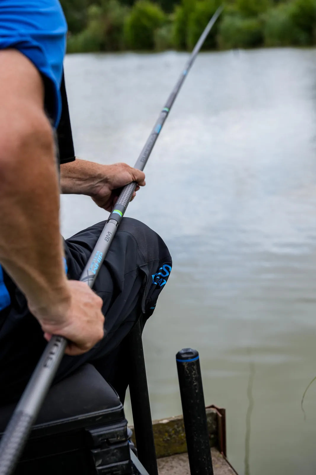Preston Superium 8m System Whip – kanthengel in de hand aan het water