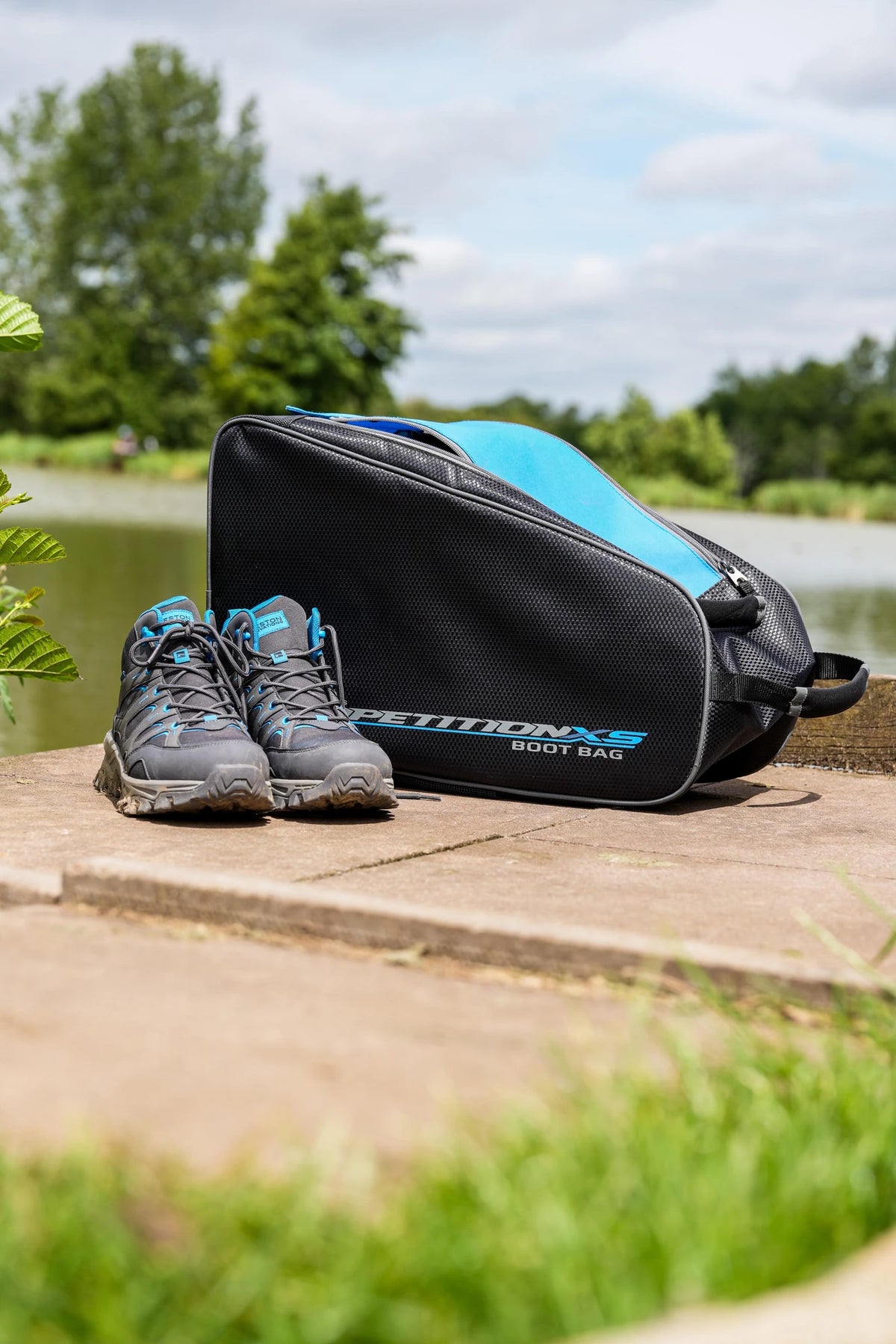 Preston Treddex All Terrain Boots naast een Preston vistas aan de waterkant