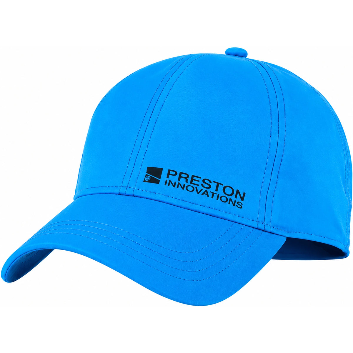Preston Innovations pet: blauw met zwarte opdruk en gebogen klep, schuin vooraanzicht.
