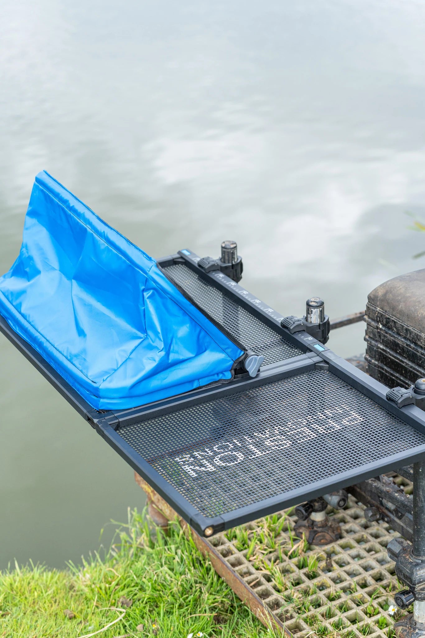 Preston Ventalite Hoodie Combi Side Tray – dubbele aastafel met geopende kap aan de waterkant