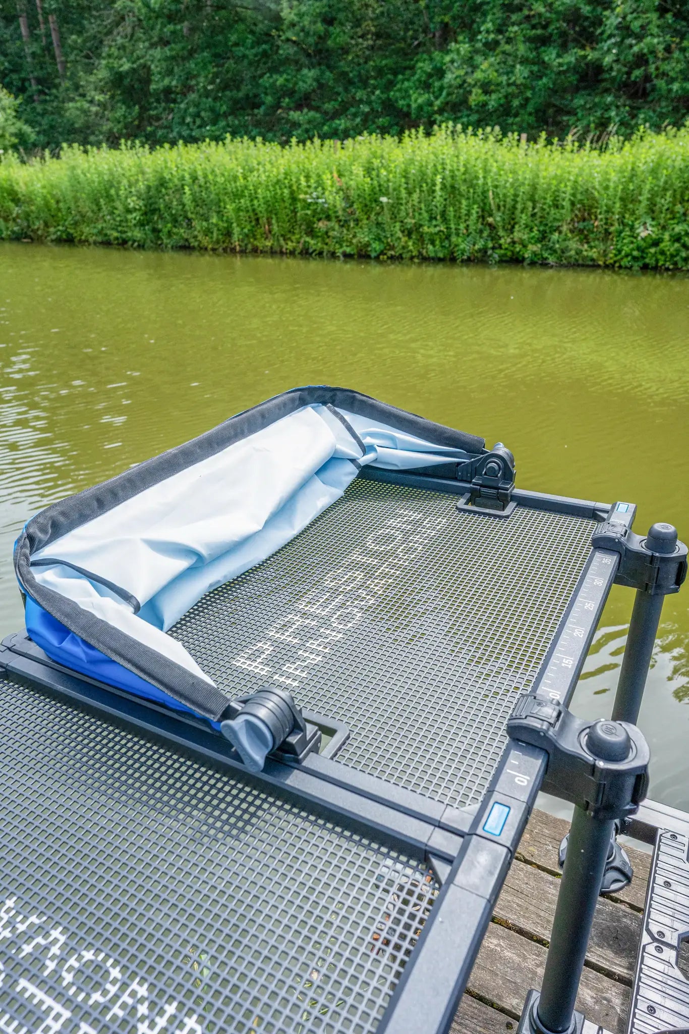 Preston Ventalite Hoodie Combi Side Tray – kap neergeklapt op het Ventamesh tafelblad