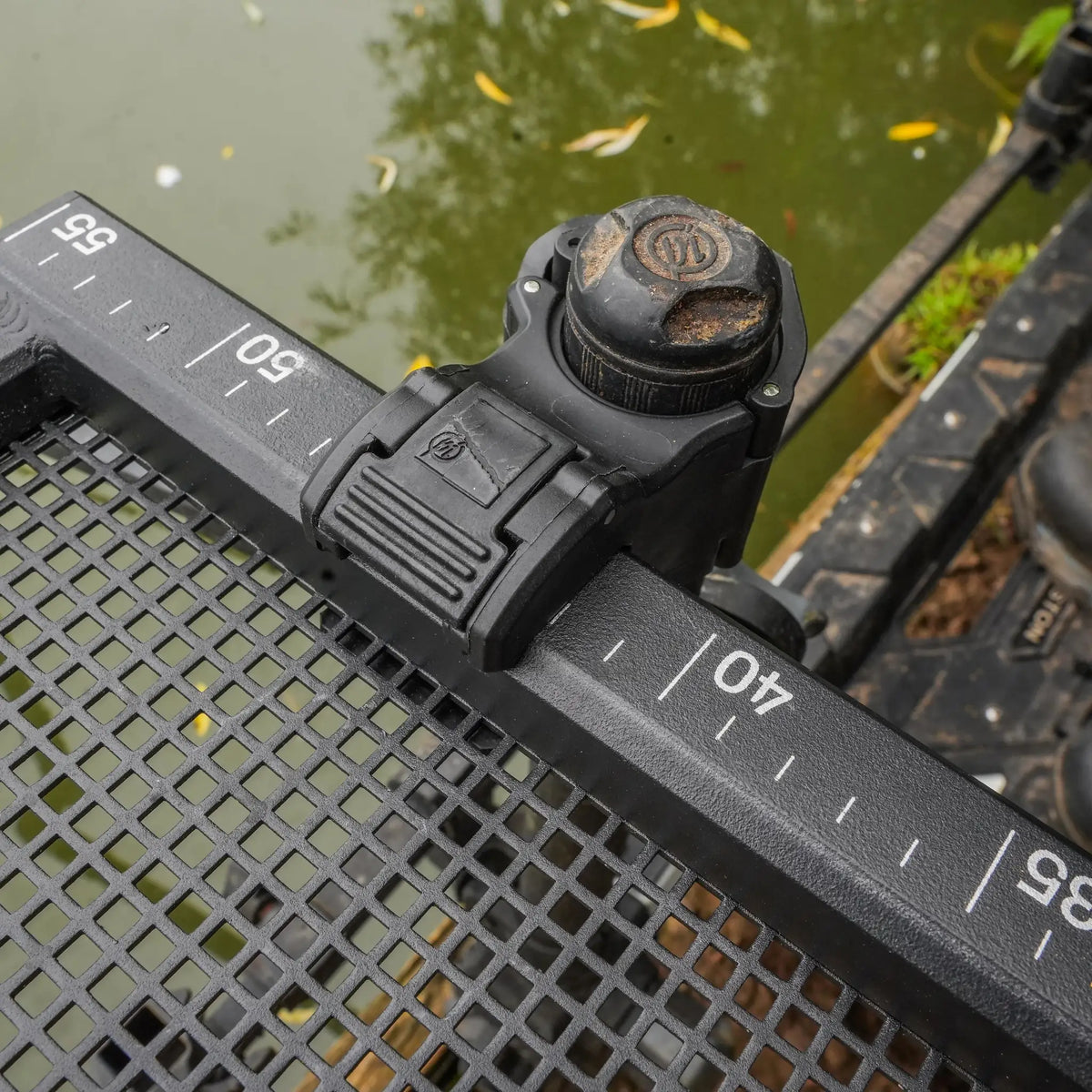 Preston Ventalite Side Tray Large – detail van schuifklem en maatverdeling