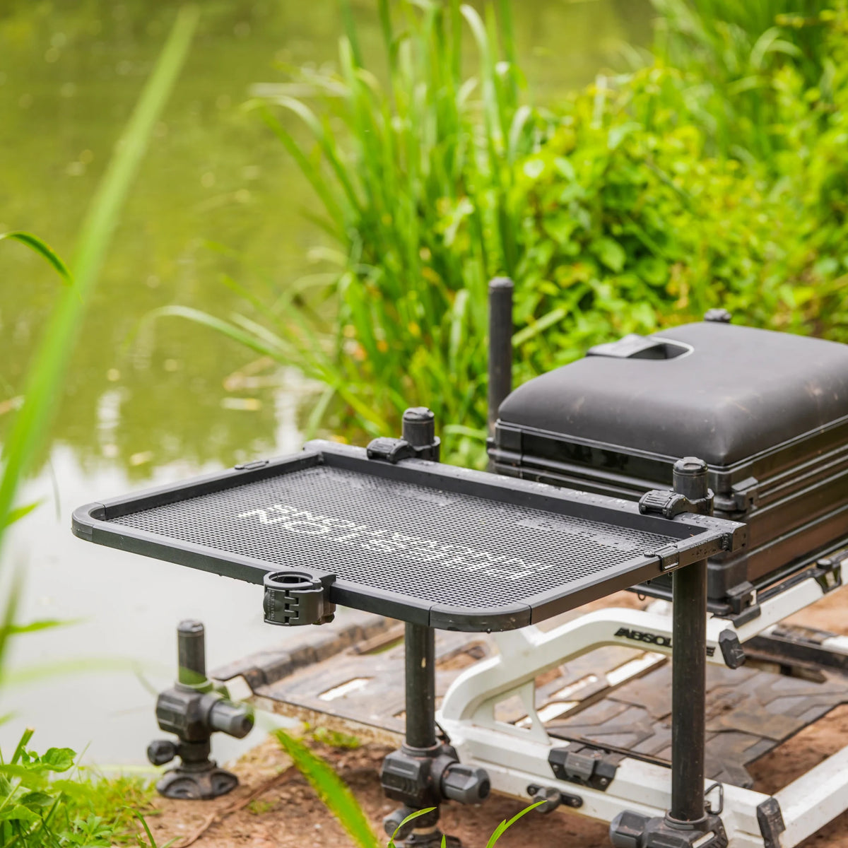Preston Ventalite Side Tray Large – extra gebruiksbeeld van de aastafel aan de waterkant