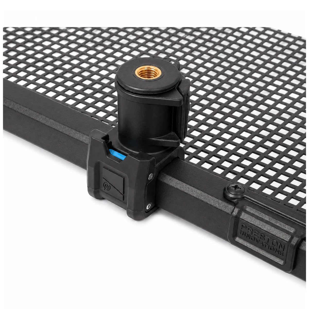 Preston Ventalite Side Tray QR Adaptor gemonteerd aan de rand van een aastafel