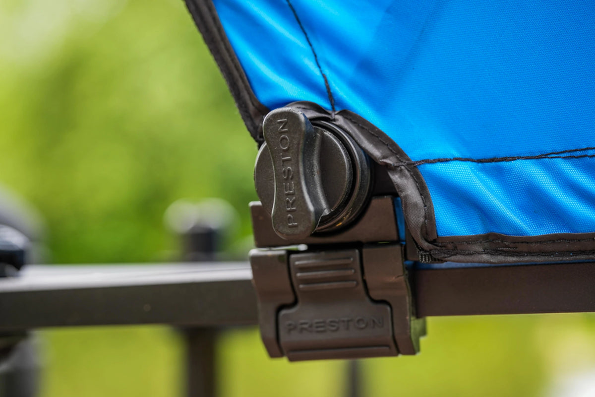 Preston Ventalite Small Hoodie Side Tray – detail van het scharnier en de vergrendeling van de aaskap