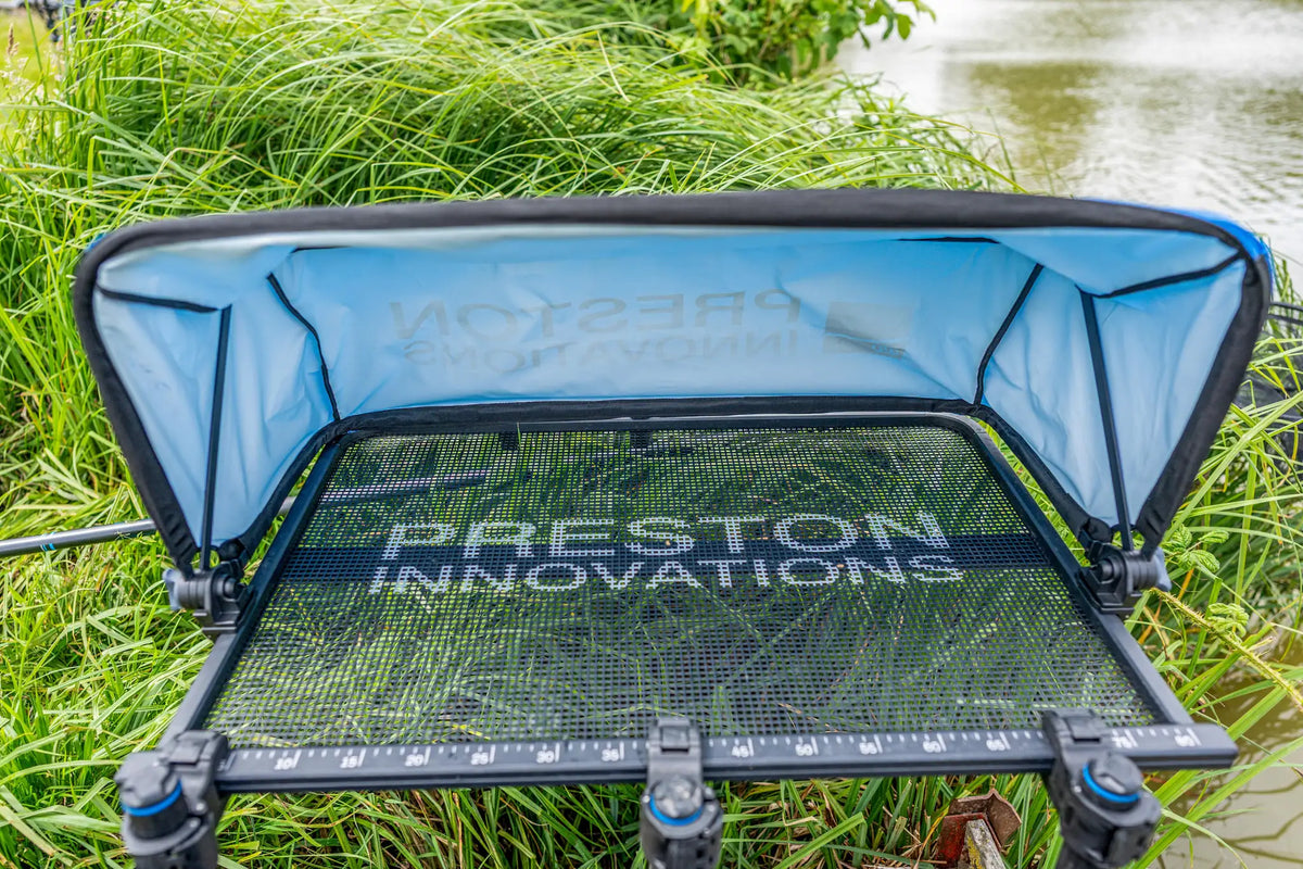 Preston Ventalite XXL Hoodie Side Tray – open kap en Ventamesh blad aan de waterkant