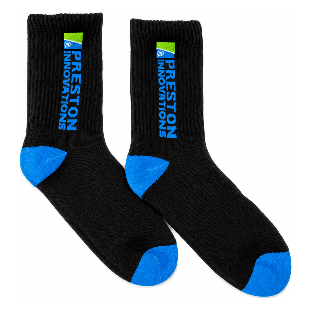 Paar zwarte Preston Waterproof Socks met blauwe hiel en teen en blauw Preston Innovations-logo op beide schachten