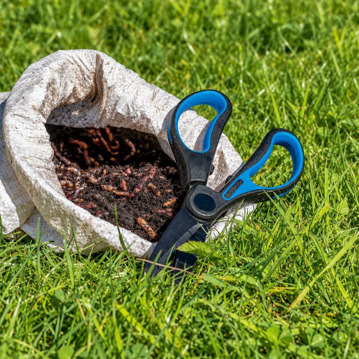 Preston Worm Scissors P0220126 – wormenschaar naast wormenzak