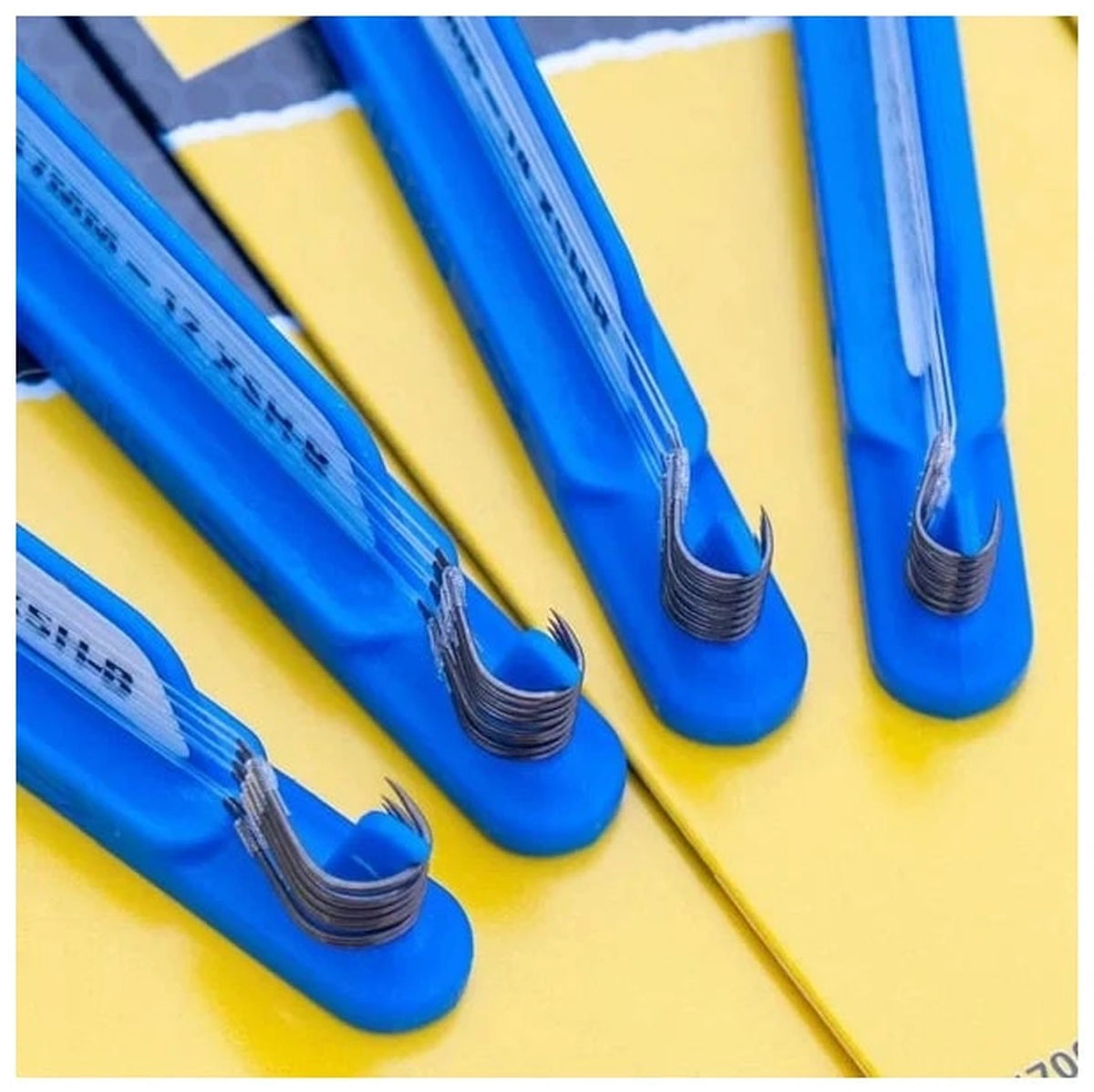 Preston XSH-B Barbless onderlijnen op blauwe rig sticks