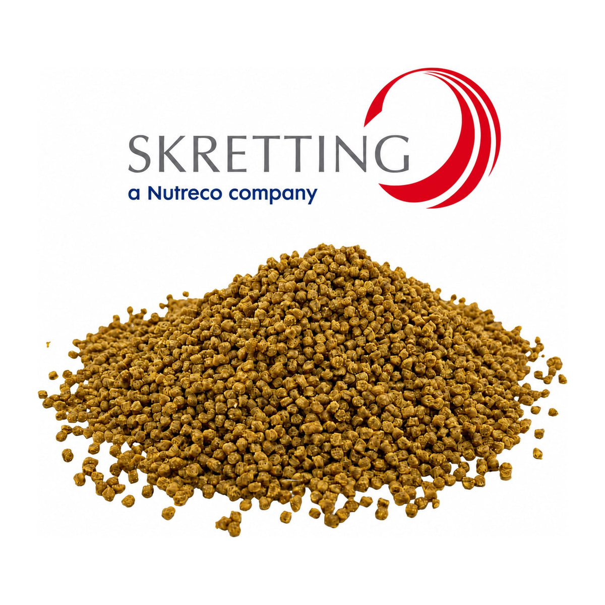 Skretting Coarse Pellets op witte achtergrond met het Skretting-logo boven de pelletstapel