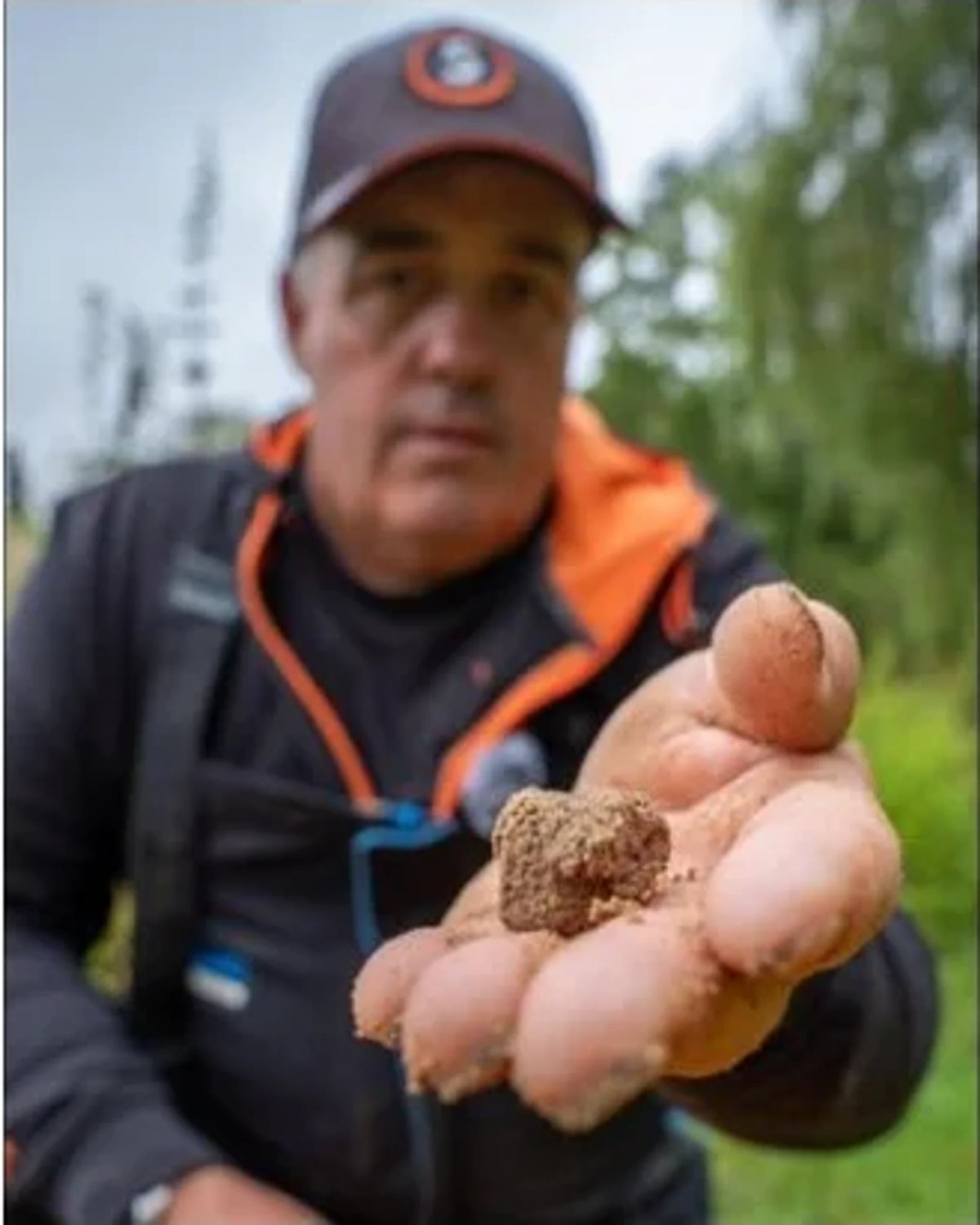 Sonubaits Supercrush Expander Dark 2kg – voerkogel in hand