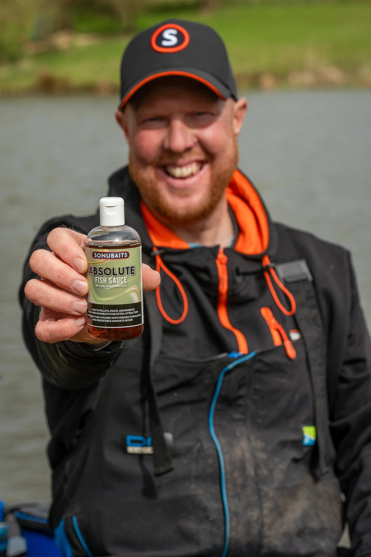 Visser toont Sonubaits Absolute Fish Sauce 200 ml aan het water