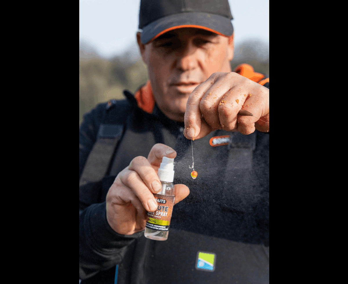 Sonubaits Absolute Hookbait Spray aangebracht op haakaas