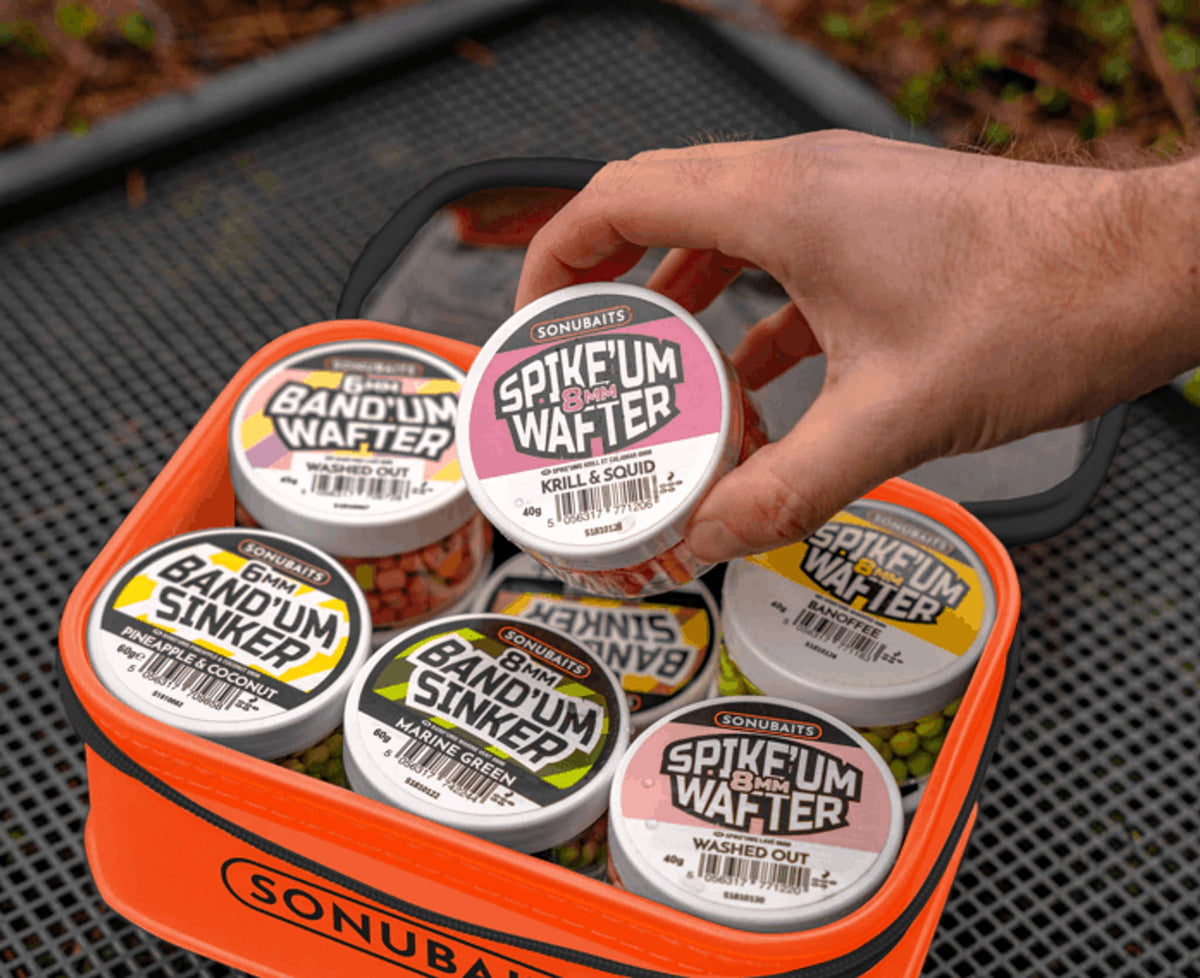 Sonubaits EVA Hookbait Storage Systems: een potje Spike’um Wafter uit de gevulde tas nemen