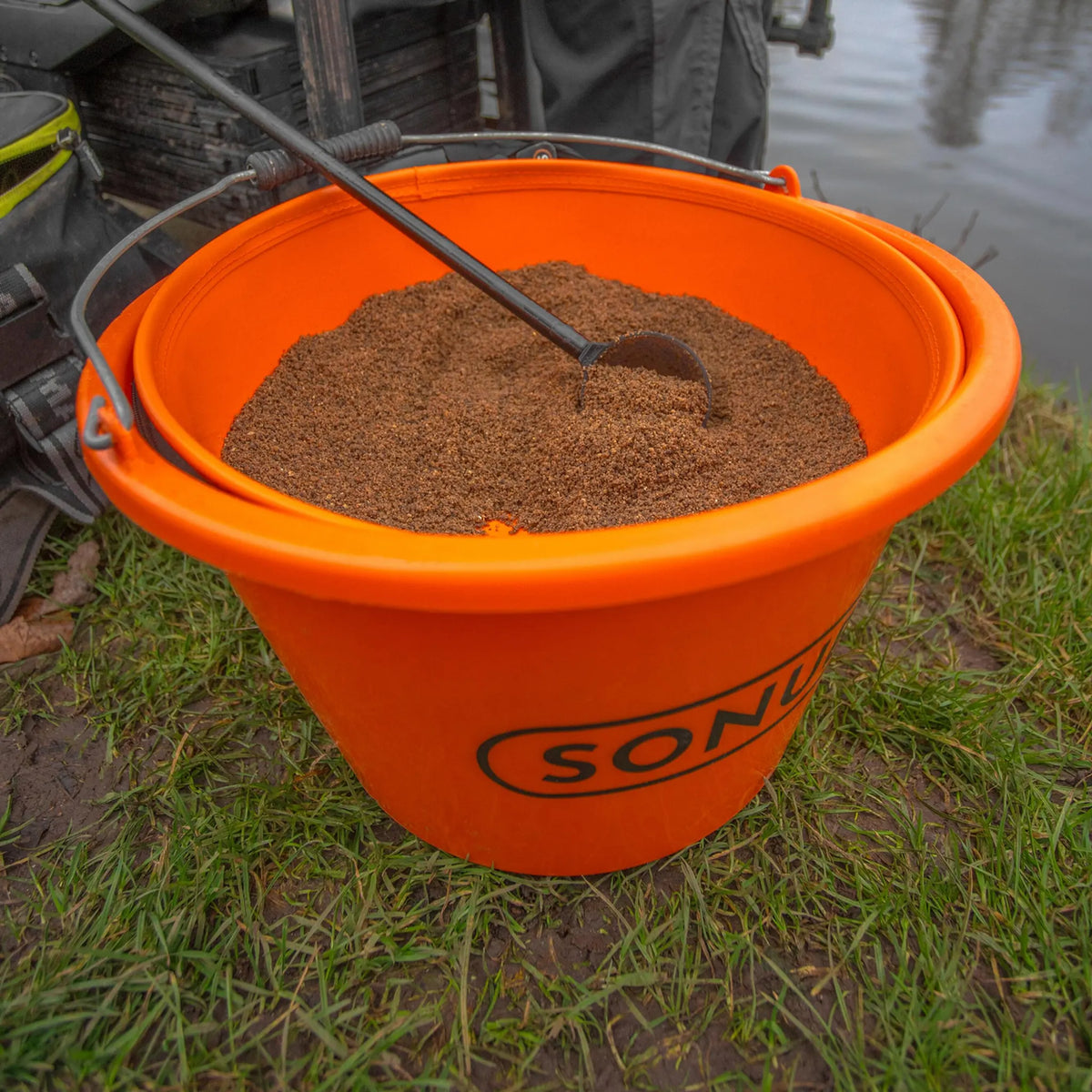 Sonubaits EVA Mixing Bowl Bucket Topper 10L – gebruik met grondvoer