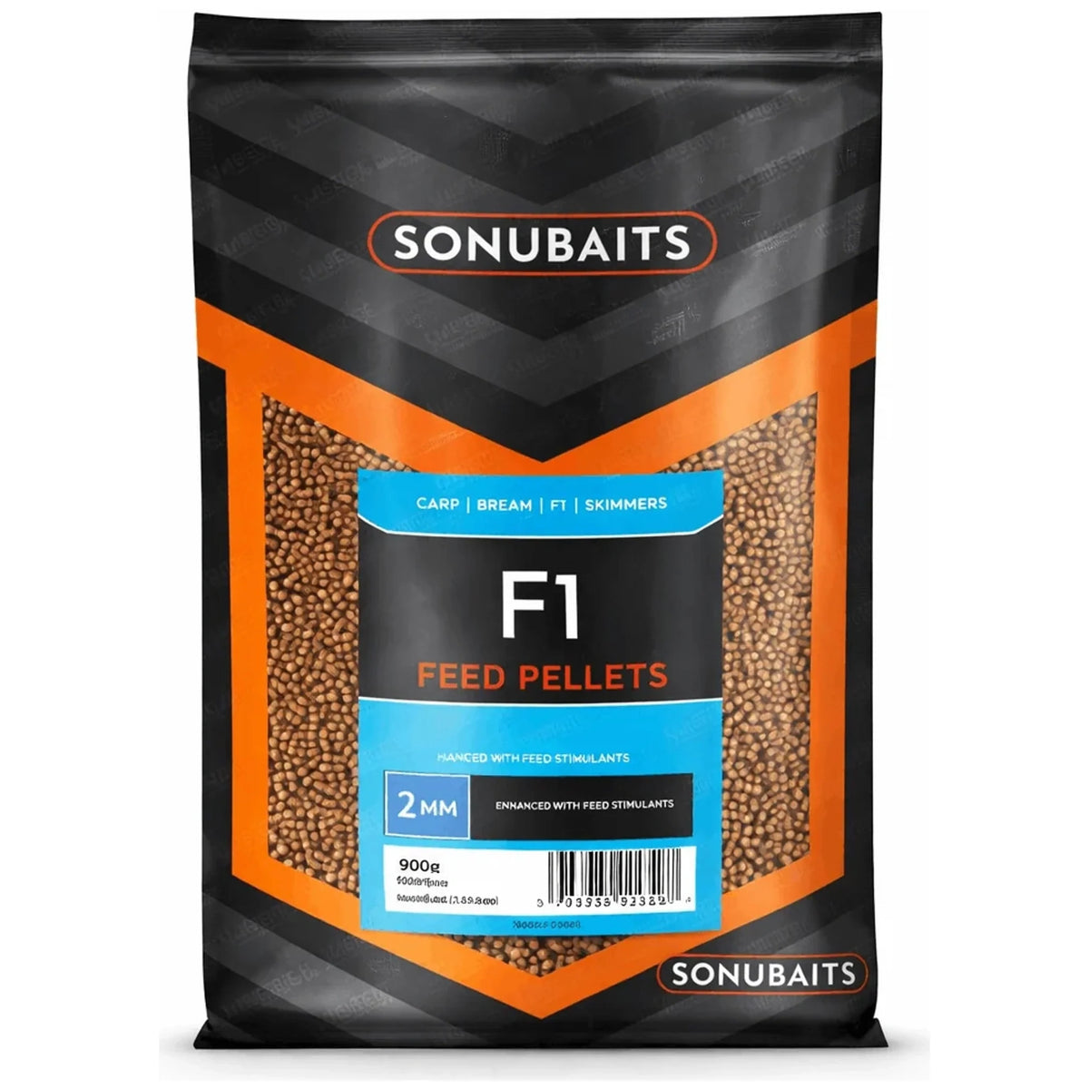 Zwart-oranje Sonubaits F1 Feed Pellets-zak met blauwe etiketten, opdruk 2 mm en zichtbare bruine pellets.