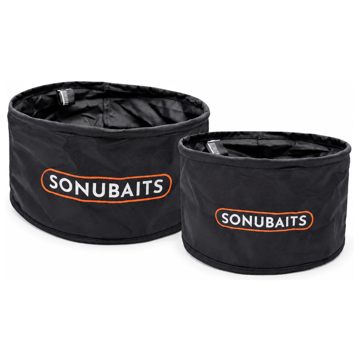 Twee zwarte Sonubaits voerkommen met oranje logo