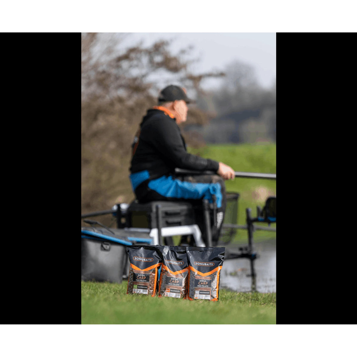 Visser met drie zakken Sonubaits Mega Carp Pellets
