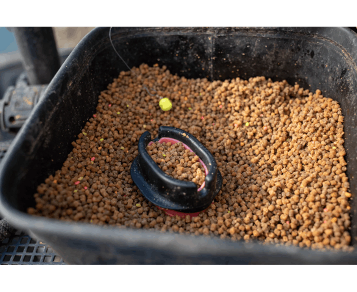 Bereide Sonubaits Pro Feed Pellets in een voerbak