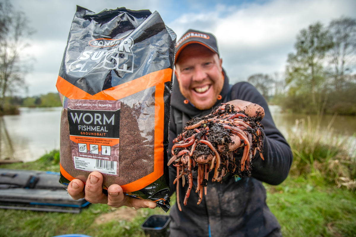 Sonubaits Super Crush Worm Fishmeal grondvoer in gebruik