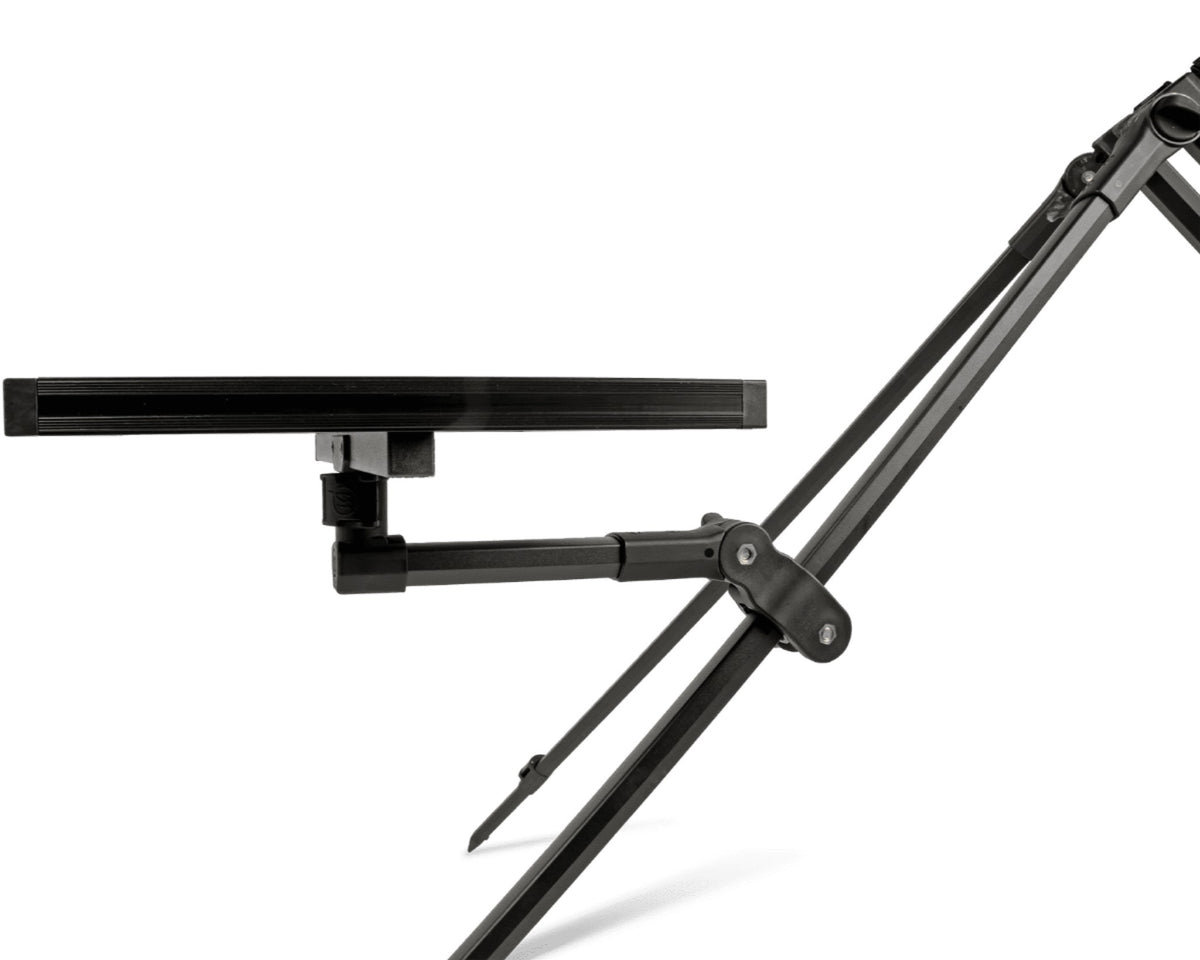 Korum Tackle Tray op hengelstatief