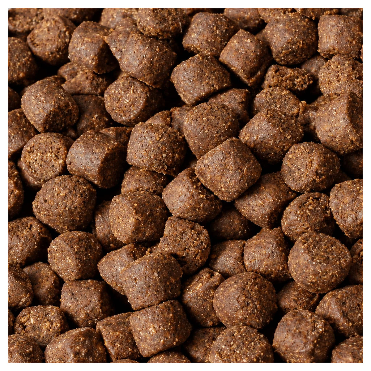 Close-up van bruine steurpellets met grove korrelstructuur
