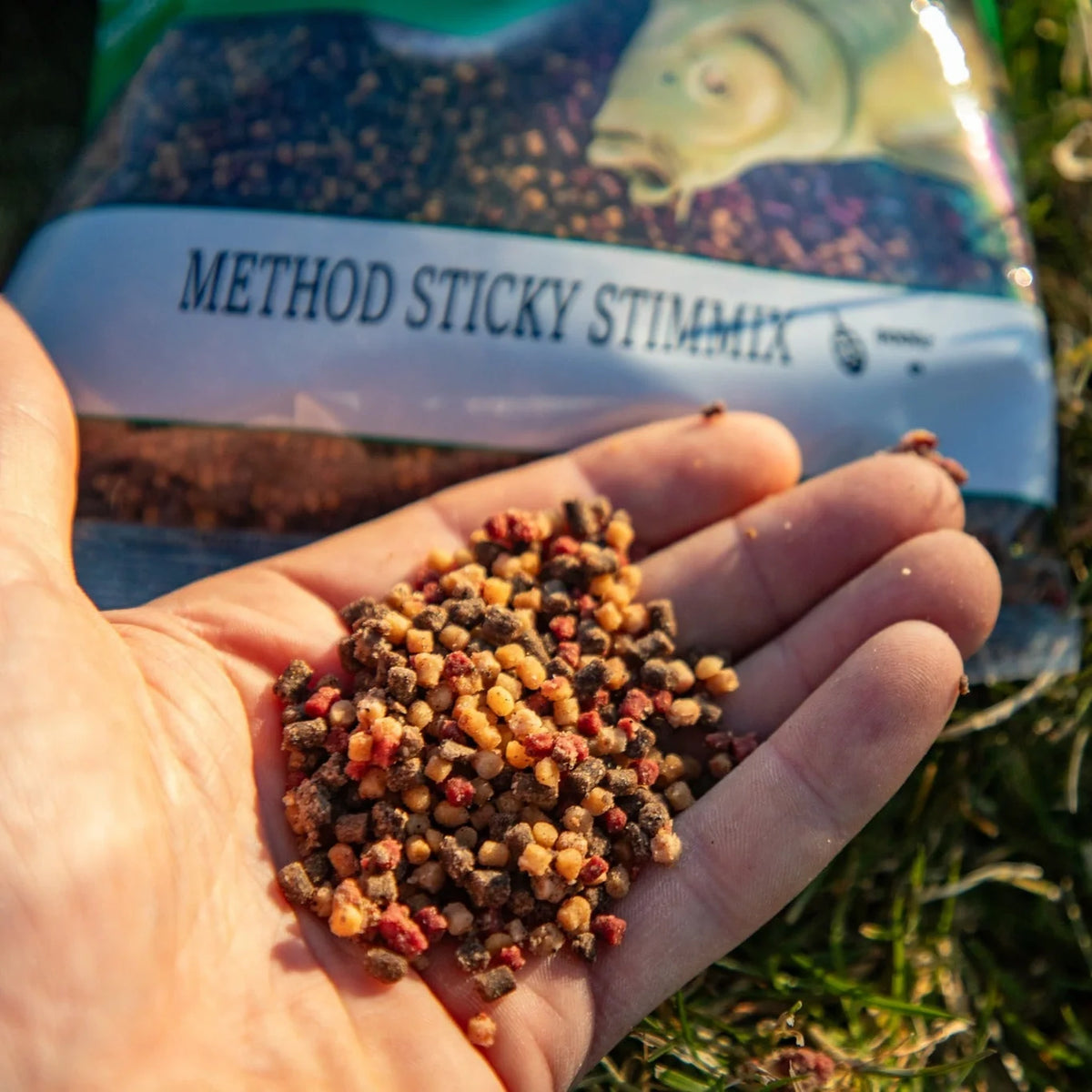 Van Den Eynde Method Sticky Stimmix – gemengde methodpellets in een hand