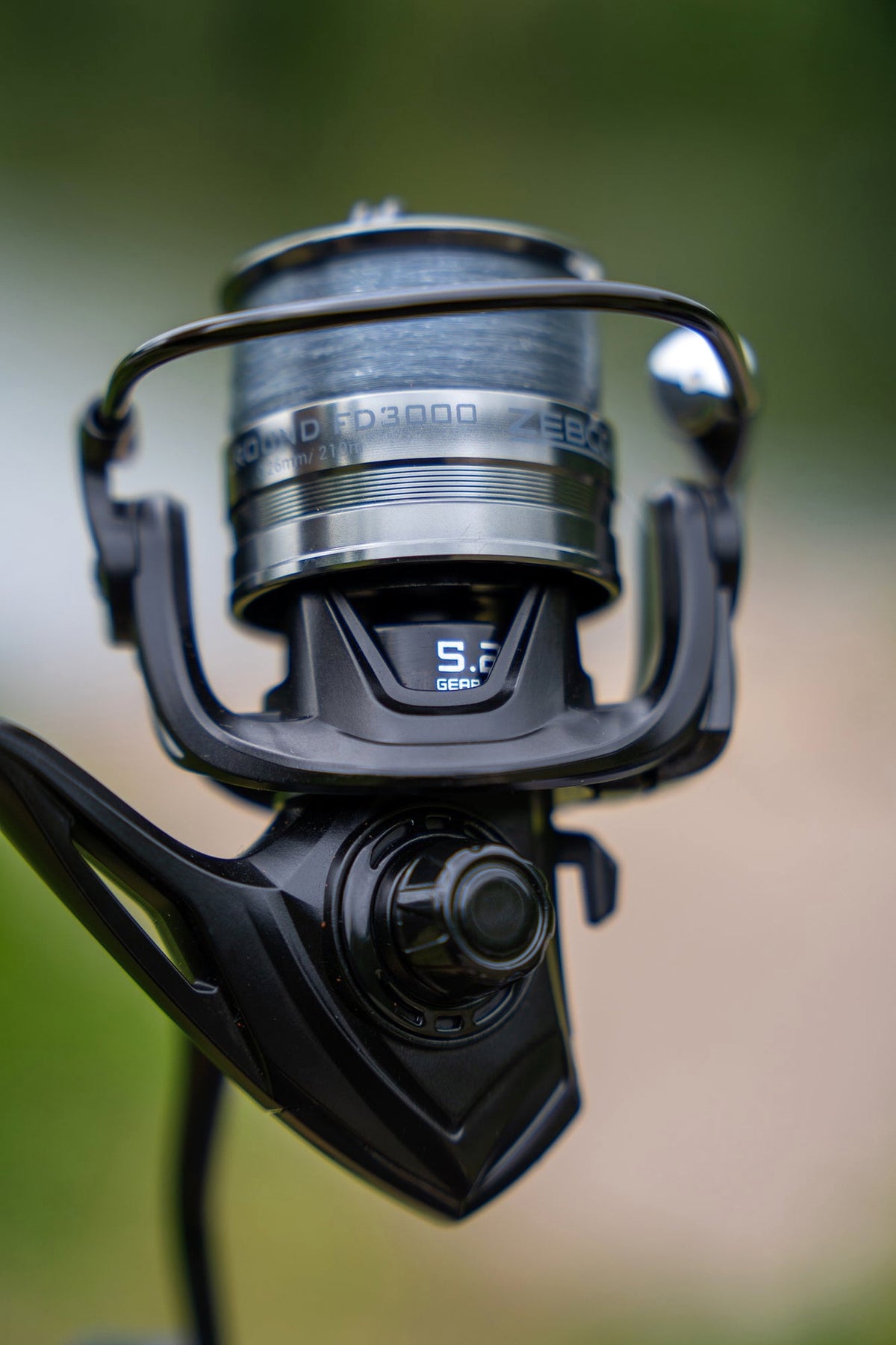Zebco 3m Float Combo – close-up van de Allround FD 3000 molenspoel, lijn en beugel.