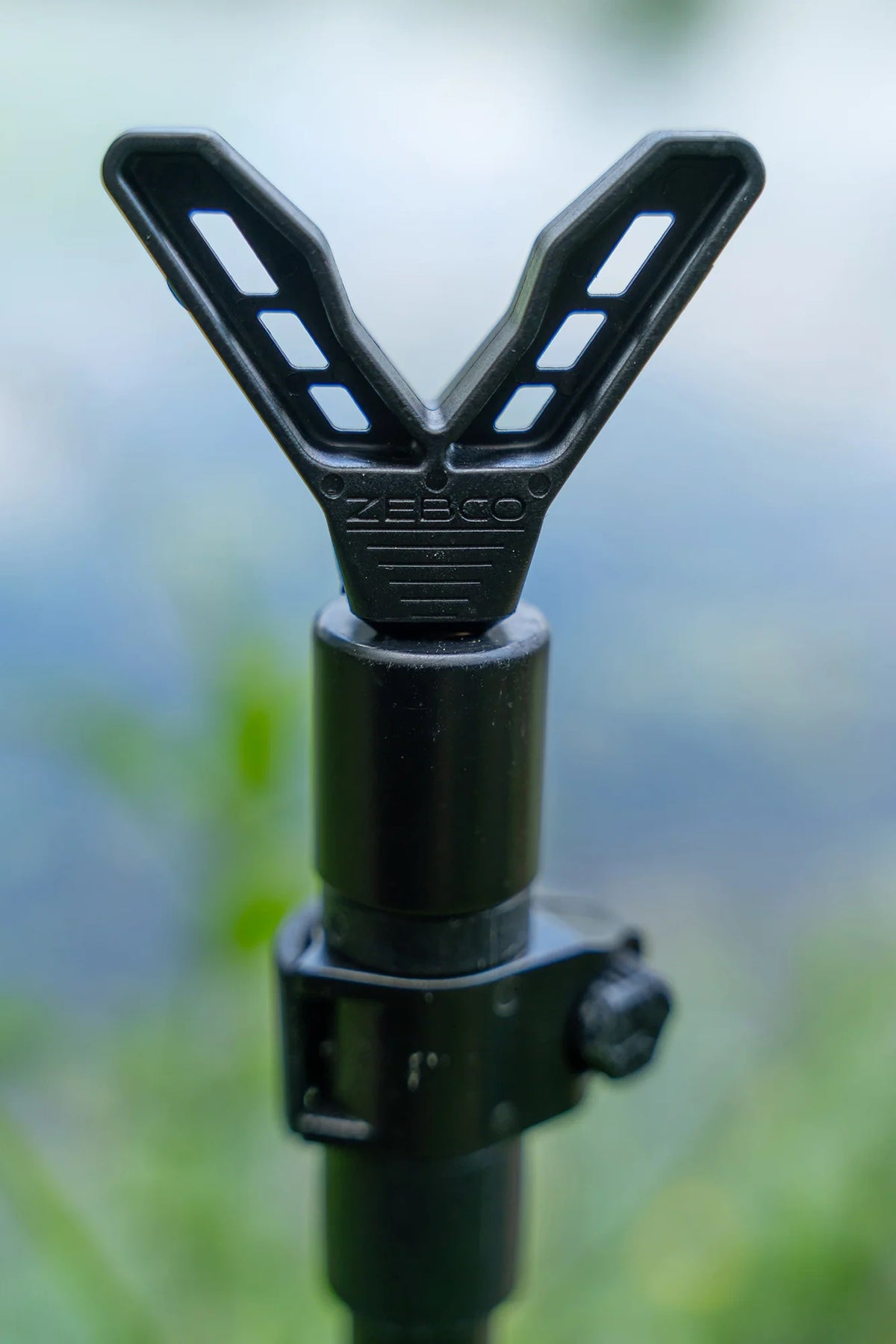 Zebco Trophy Double V Rod Holder gemonteerd op een bankstick aan het water