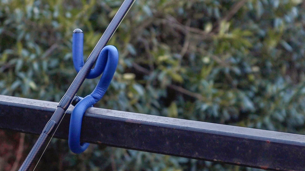 Zebco Trophy Rod Wraps – zijaanzicht van een blauwe band als hengelsteun om een metalen reling