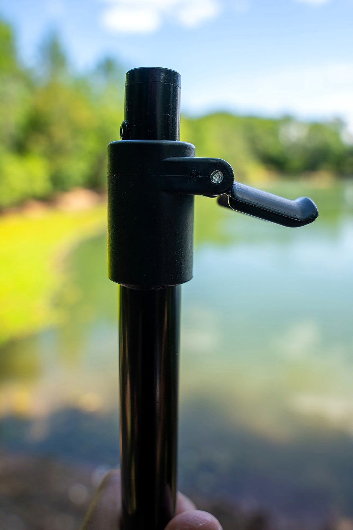Zebco Trophy Screwpoint Bankstick – geopende klemhendel aan de waterkant