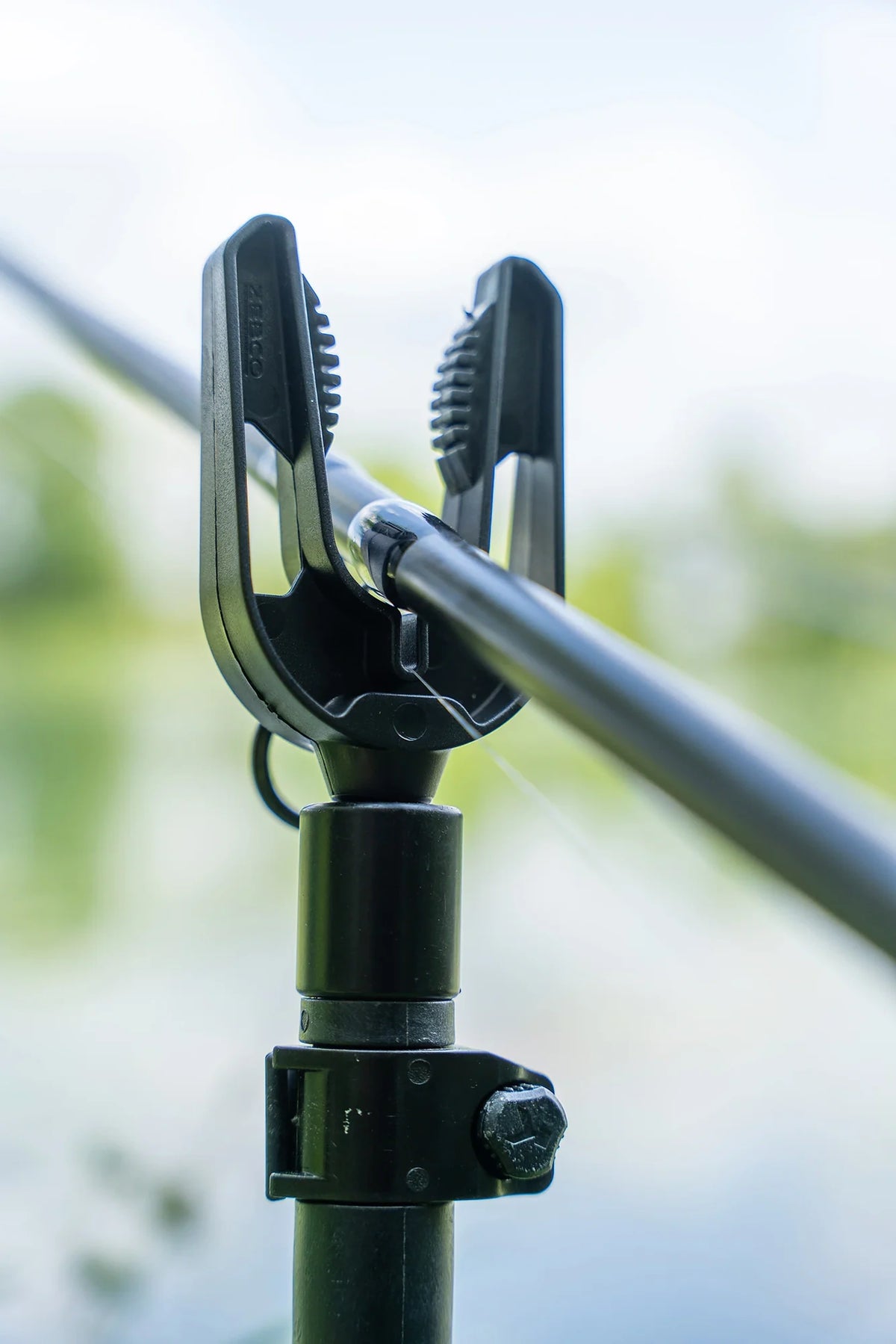 Zebco Trophy Soft Safe U Rod Holder met hengel in de rubberen U-steun