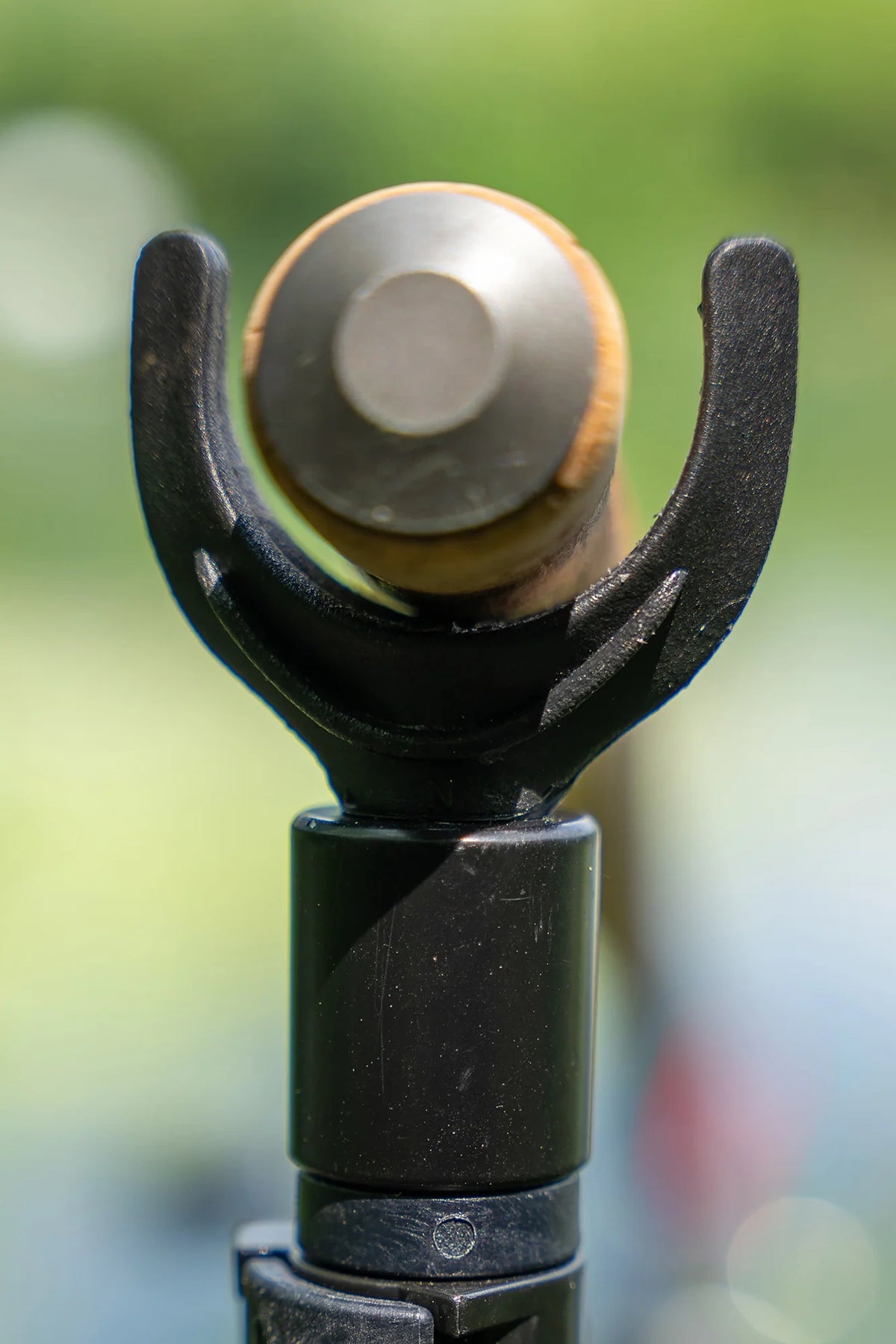 Zebco Trophy U Rod Rest met het uiteinde van een hengelhanddeel in de steun
