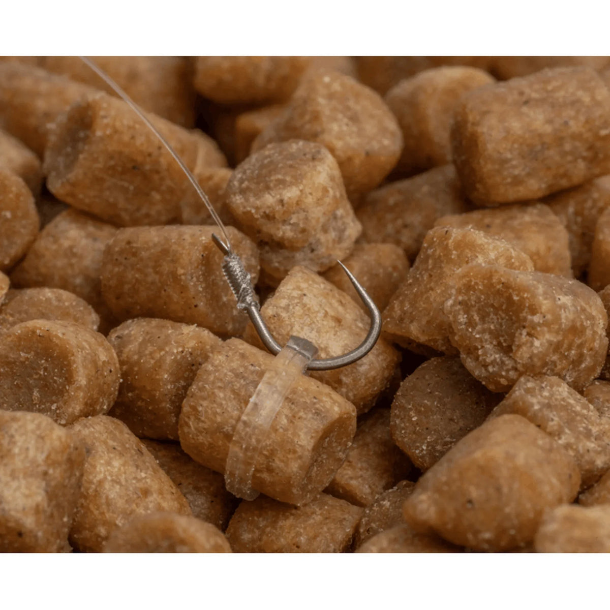 Haak met bait band tussen pellets voor feeder- en methodvisserij