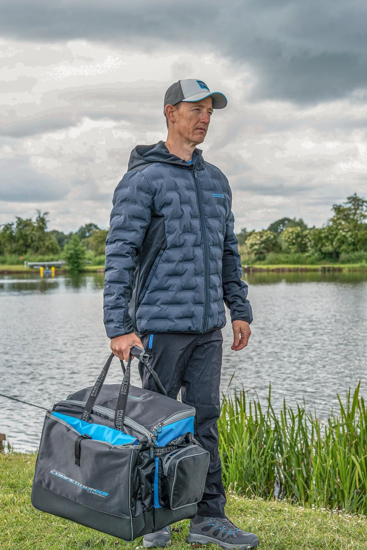 Preston DuraTech Hybrid Jacket gedragen aan de waterkant