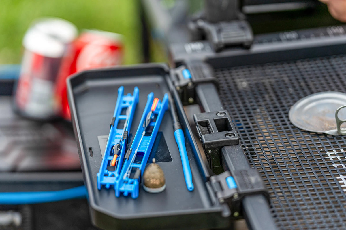Preston Ventalite Clip On Tray met klein visgereedschap
