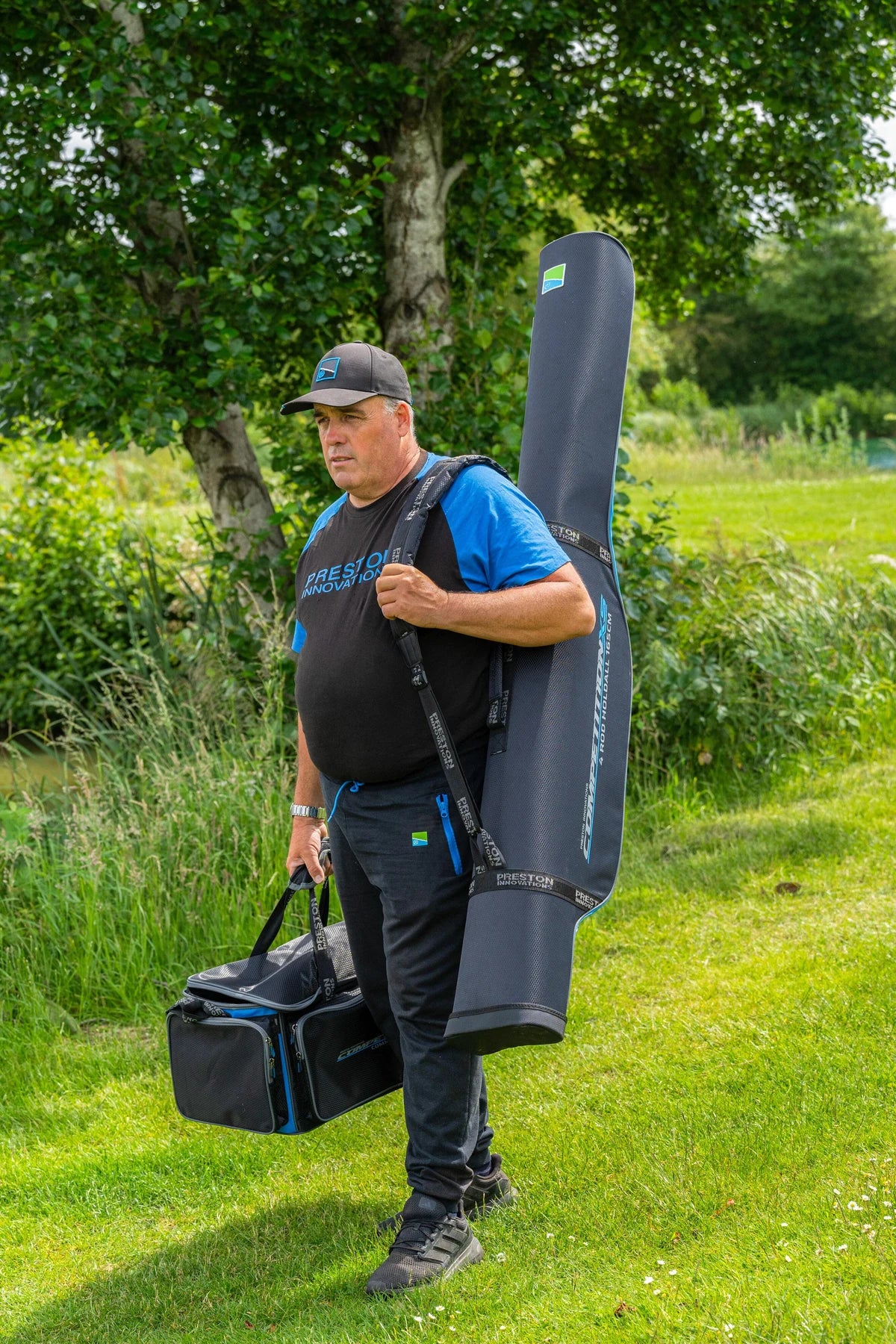 Preston Competition XS 4 Rod Holdall 165cm gedragen aan de waterkant