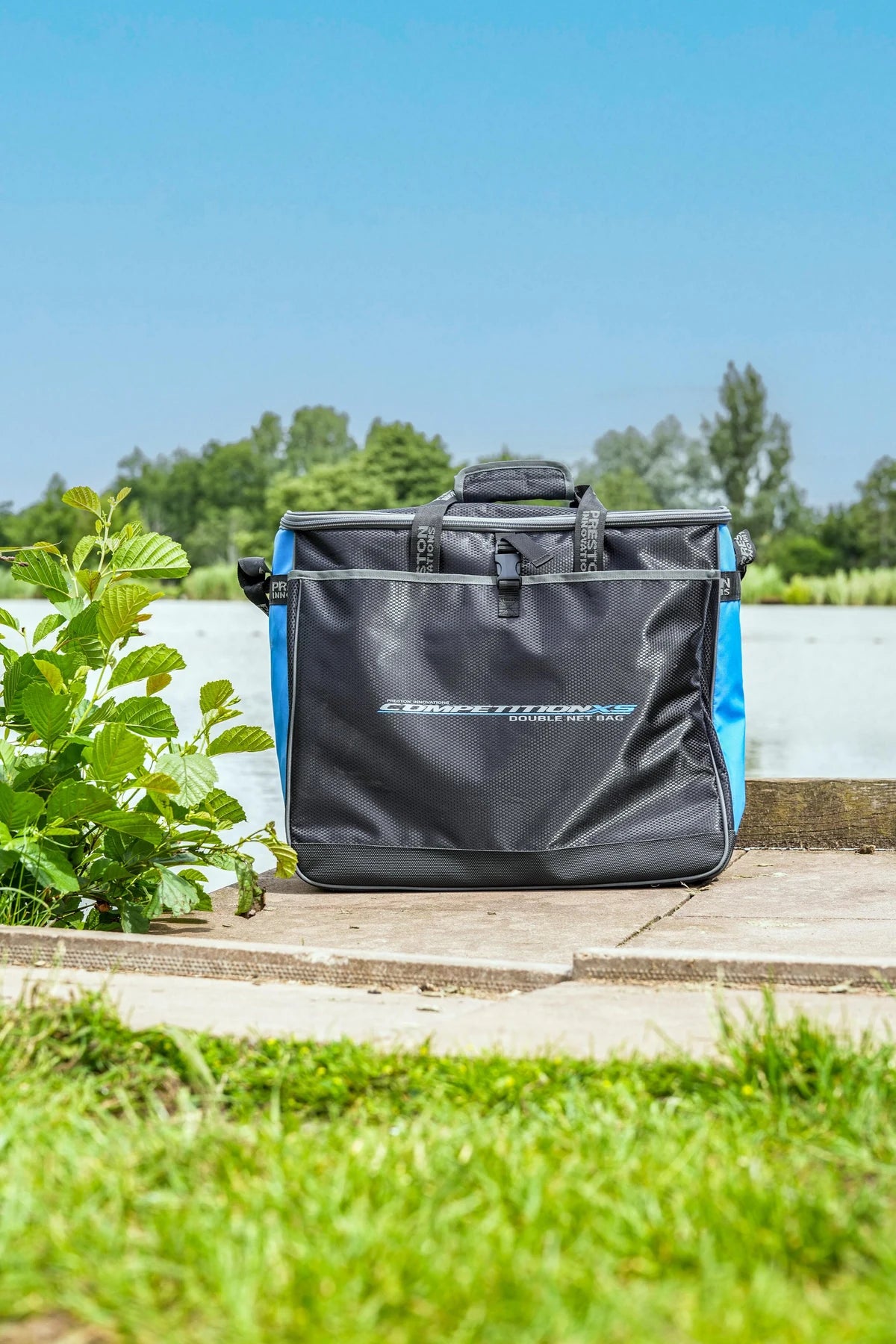Preston Competition XS Double Net Bag opgesteld aan de waterkant