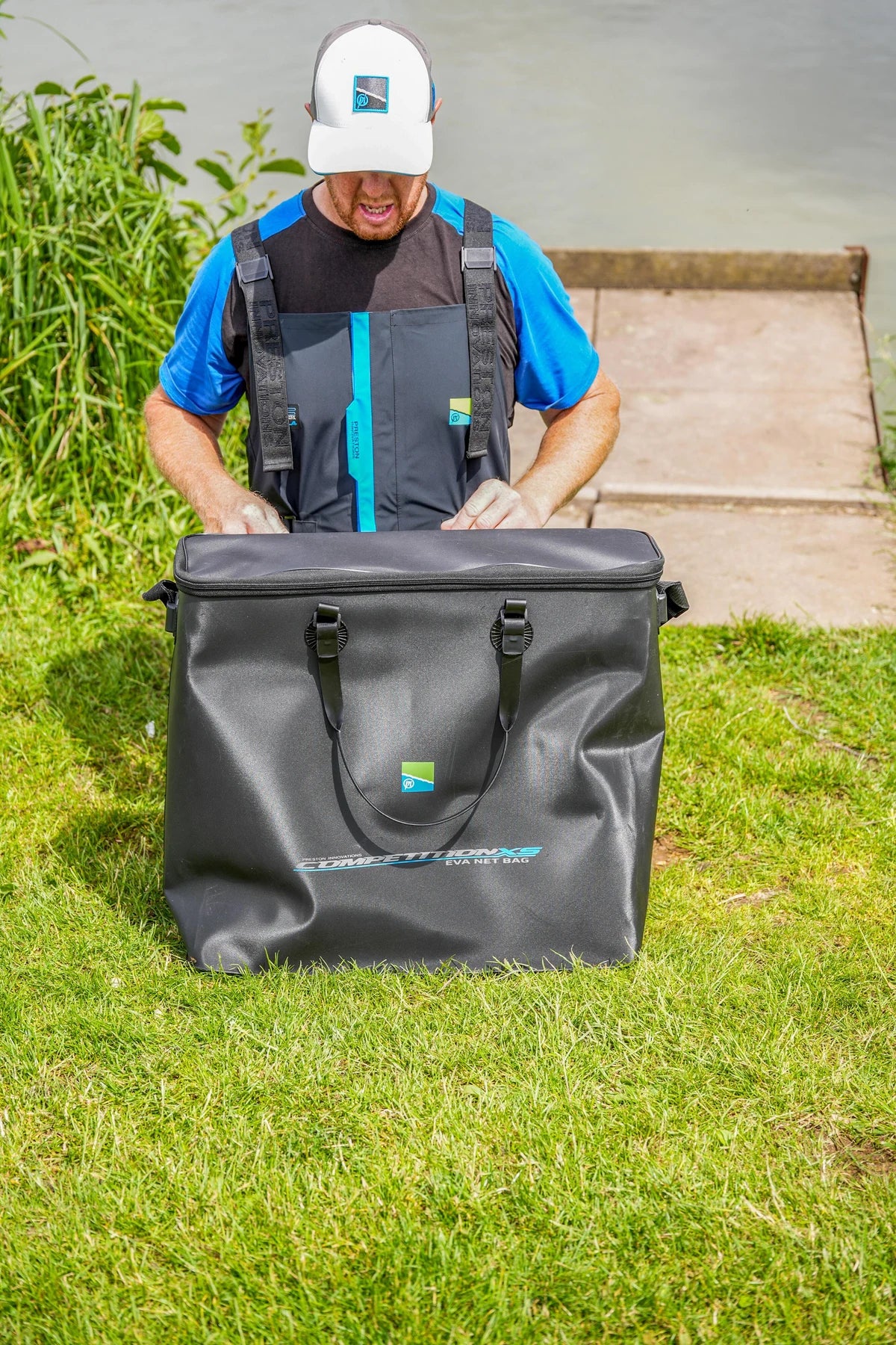 Preston Competition XS EVA Net Bag geopend aan de waterkant